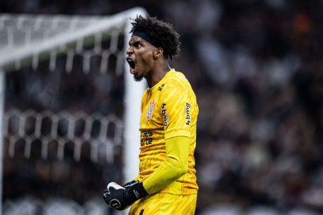 Hugo Souza vibrando contra o So Bernardo