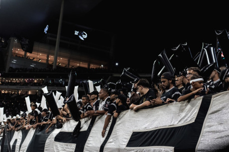 Desde o incio da gesto Augusto Melo, torcedores do Corinthians vem reclamando da dificuldade em comprar ingressos para partidas sediadas na Neo Qumica Arena