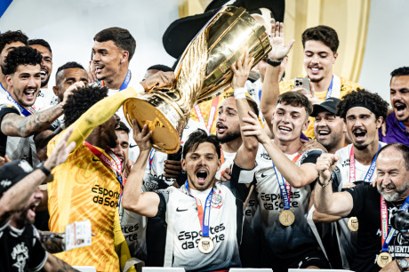 Elenco do Corinthians com a taa do Campeonato Paulista