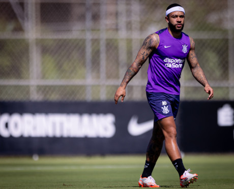 Memphis Depay durante treinamento do Corinthians