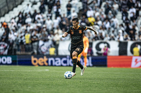 Corinthians negocia a permanncia de Fabrizio Angileri para 2026