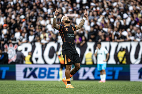 Memphis possui contrato com o Corinthians at o meio de 2026