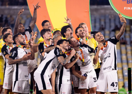 Equipe do Corinthians celebra t�tulo da Copa do Brasil