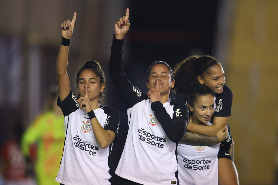 Corinthians atropela o Internacional em Porto Alegre e volta  vice-liderana do Brasileiro
