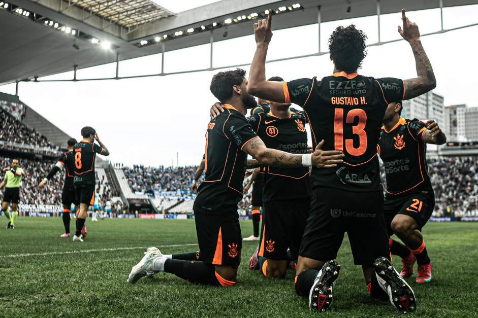 Jogadores do Corinthians comemorando o primeiro gol diante do Grmio