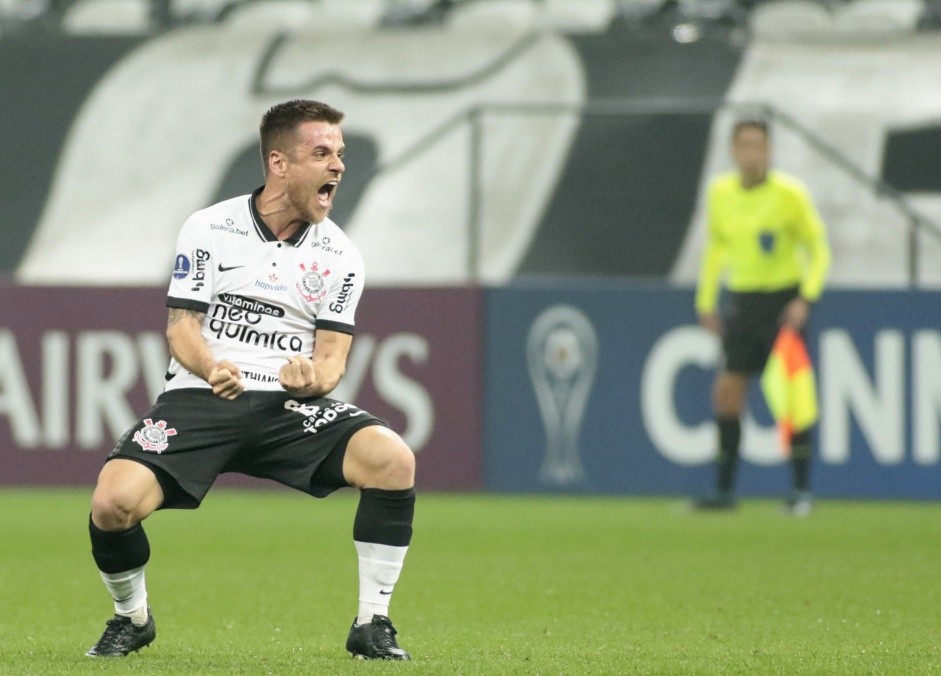 Corinthians se despede da Sul-Americana com goleada na Neo Química Arena