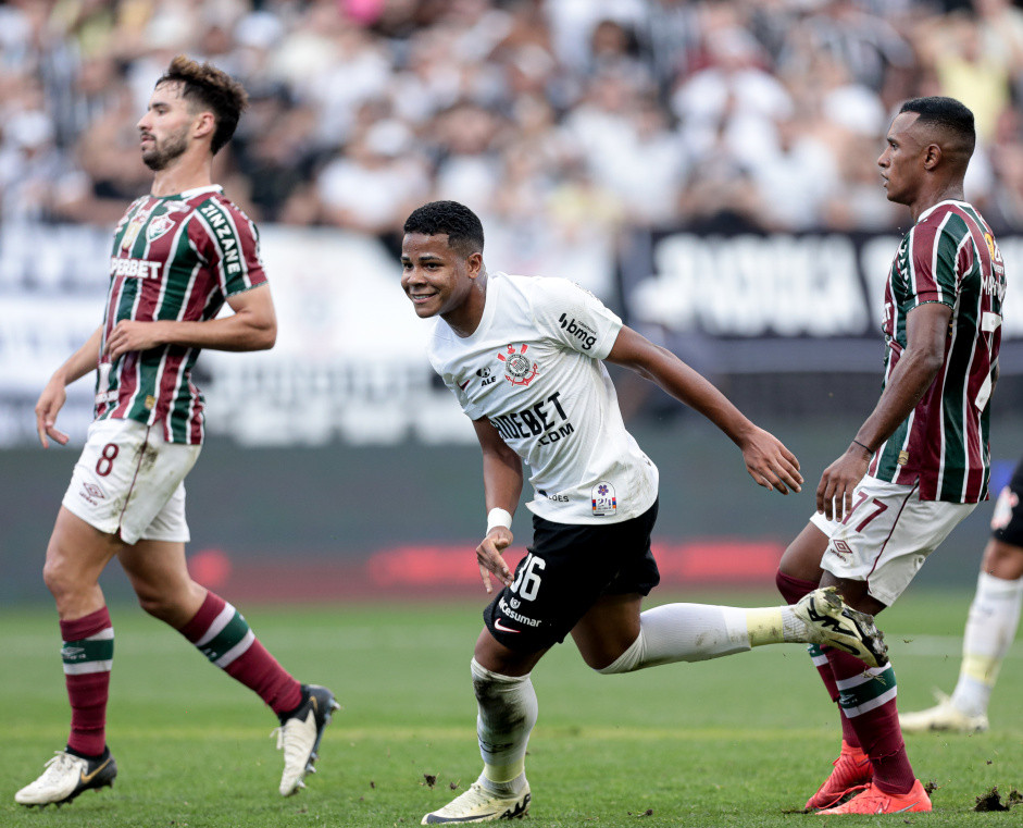 Wesley anotou dois gols diante do Fluminense e ganhou elogios da imprensa internacional