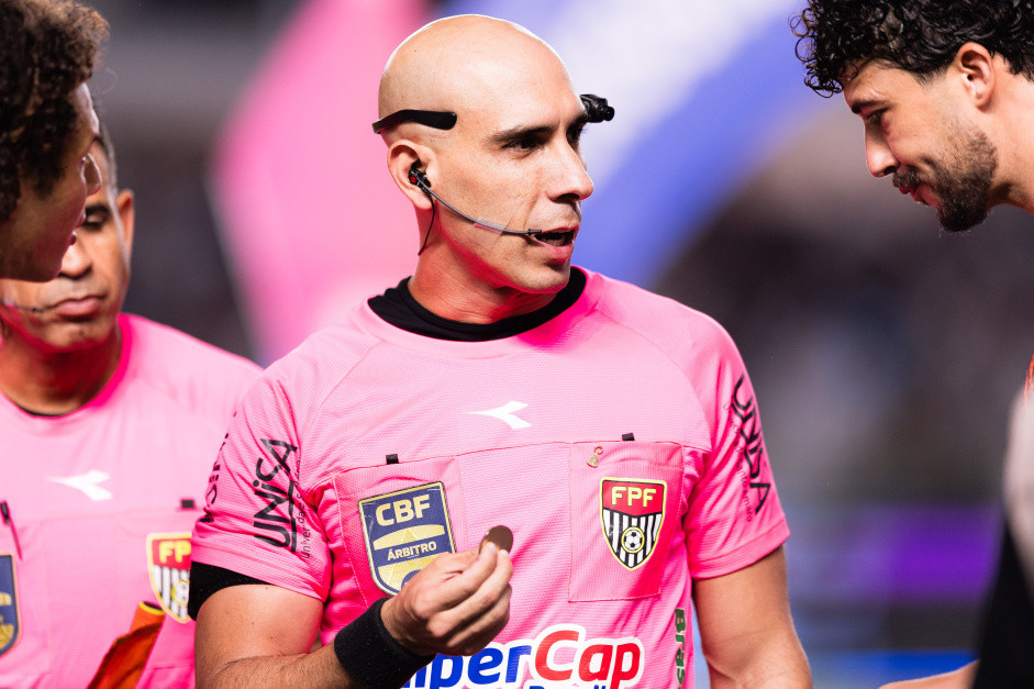 Afastado!! FPF retira árbitro de partida após péssimo desempenho e polemicas no clássico do Timão contra o Santos!
