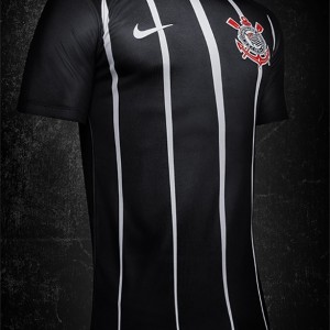 Camisa do Corinthians de 2017 - Uniforme II tem a volta das listras brancas verticais