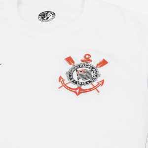 Camisa do Corinthians de 2024 - Camisa I detalhe escudo