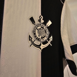 Camisa do Corinthians de 2024 - Camisa III detalhe escudo