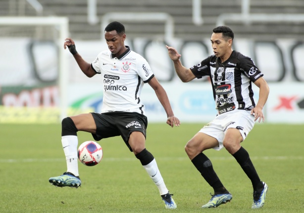 Foguinho e Dinei são relacionados para jogo entre Vitória e Campinense