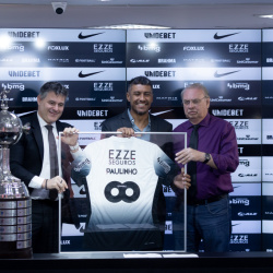 Paulinho se despede do Corinthians com 'camisa infinita' e muita emoo; confira