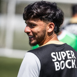 Corinthians encerra negociaes por atacante