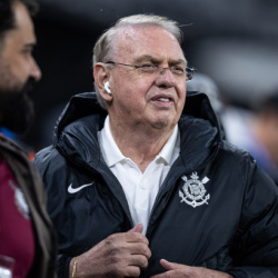 Corinthians acerta sal�rios do elenco e mant�m atraso nos direitos de imagem