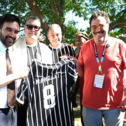 Prefeito de Nova York recebe camisa do Corinthians