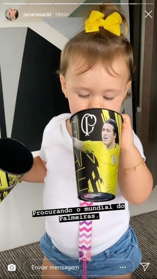 A mulher do GIGANTE C�ssio representando