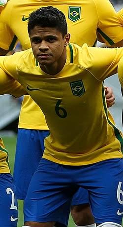 Lateral esquerdo Douglas Santos rescindindo com o Hamburgo