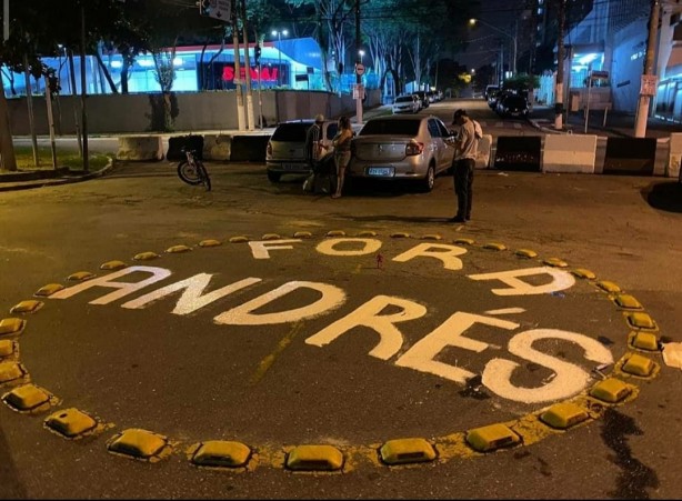 os protestos no param, torcida do Corinthians no dar folga ao Andrs nem na parada