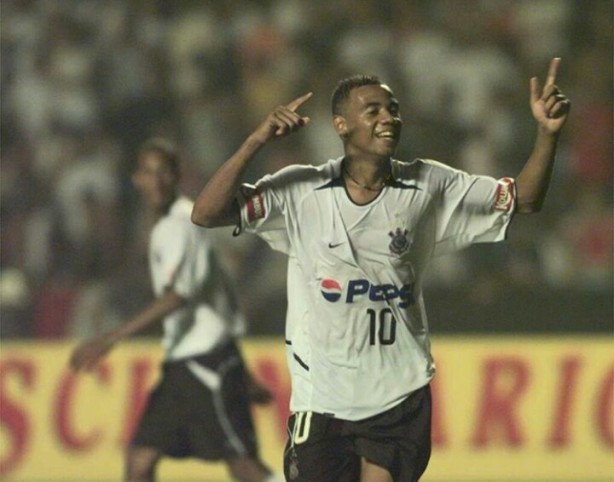 Gil jogou muito mais bola e foi muito mais decisivo do que i Pedrinho no Corinthians...