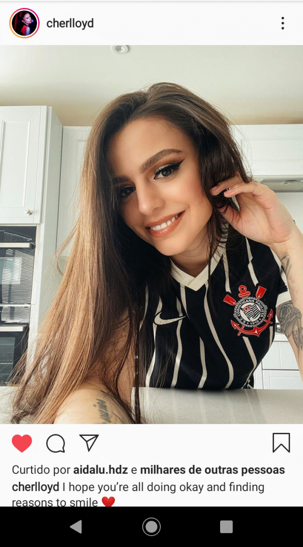 Artista famosa bombando com a camisa do Timão Cher Lloyd