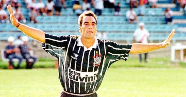 O primeiro gol c/ o manto Corinthiano ningu�m esquece - Edmundo