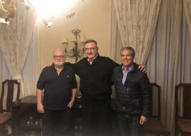 Oposi��o reunida