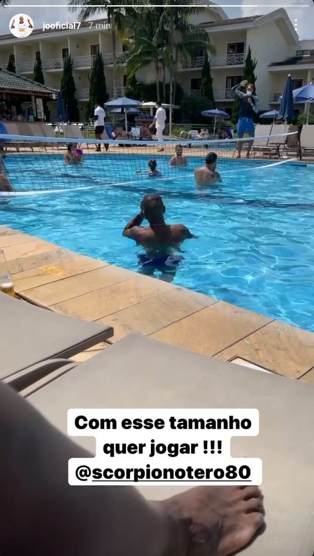 19 pessoas do Corinthians com covid e J e otero em um resort com piscina pblica