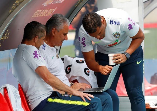 Estilo de jogo T�cnico Sylvinho