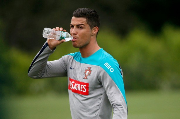 Cristiano Ronaldo passando na sua minitela para perguntar