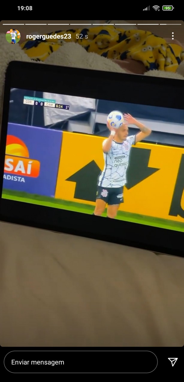 Roger Guedes est assistindo ao jogo do Corinthians