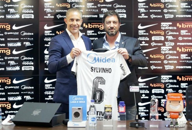 , o dirigente avisa: Sylvinho comear 2022 como tcnico do Corinthians.  Abrir (o ano). Mas aman