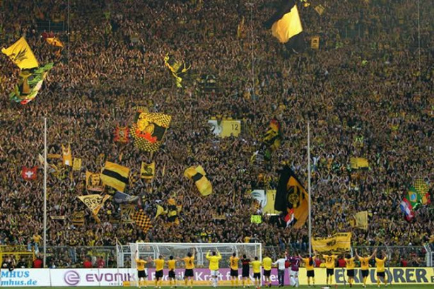 Off Toppic: A Muralha Amarela do Borussia Dortmund (Neo Qumica Arena)