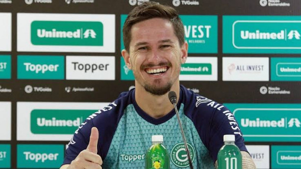 Precisa de goleiro urgente