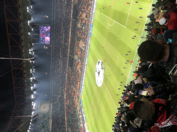 Eu estive ontem no SAN SIRO assistindo Milan x Liverpool.
