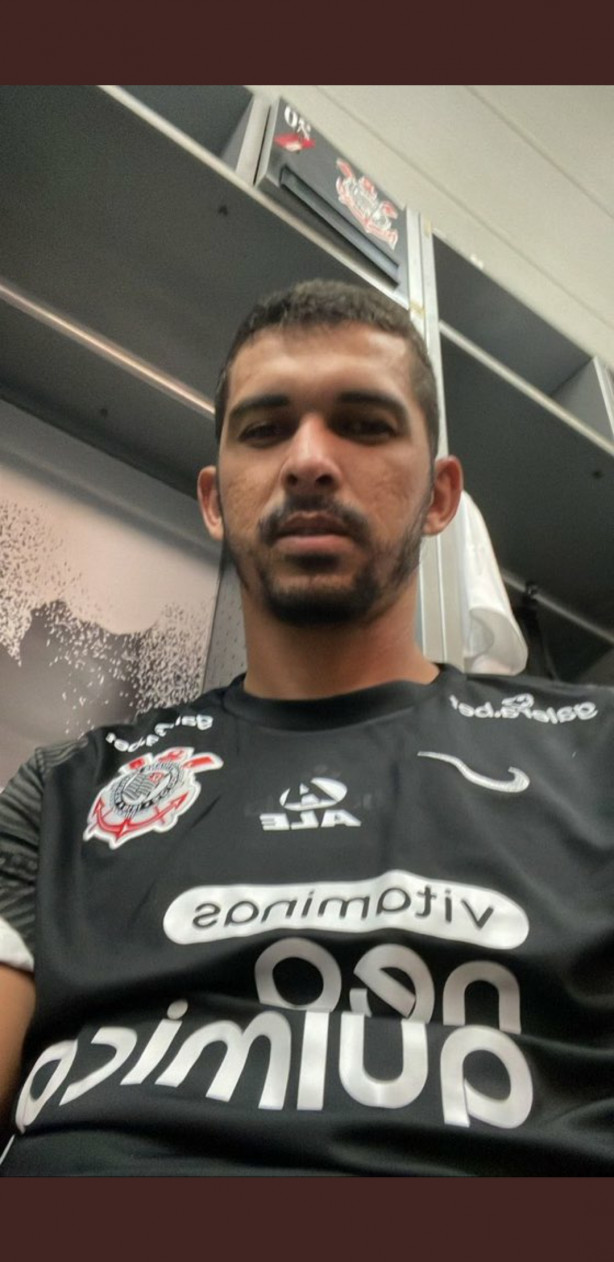 Bruno Melo  anunciado por mim  com direito a foto com a camisa do Corinthians