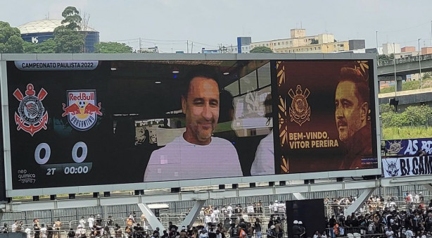 Momento em que Vitor Pereira foi anunciado no tel�o do est�dio