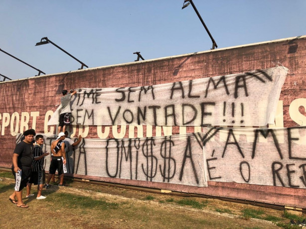 Protesto com travesseiros, len��is e panelas!