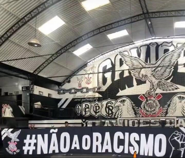 Faixa que a torcida do Corinthians apresentar na Bombonera! NO AO RACISMO