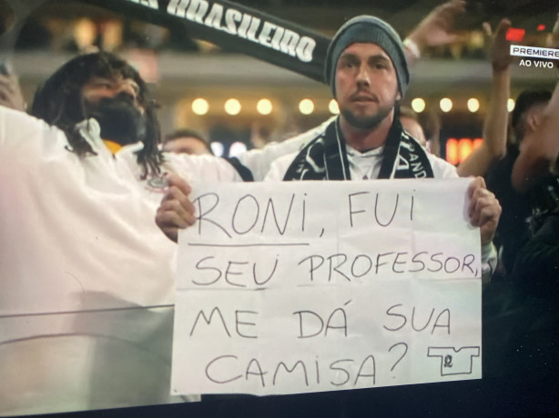 Torcedor do Corinthians leva cartaz dizendo ter sido professor de Roni e ganha camisa