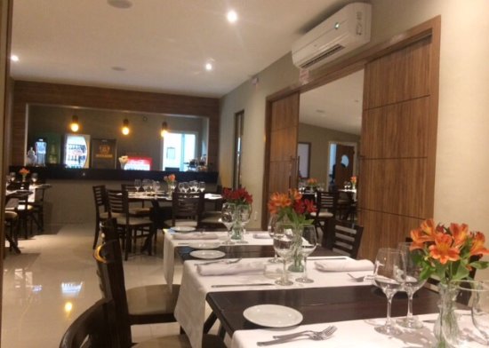 L�zaro flagrado sozinho em restaurante chique