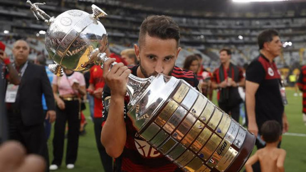 Everton ribeiro fechado.