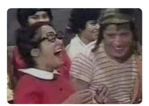 O dirigente do rival vendo a obra :