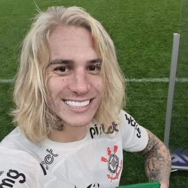 Novo corte de cabelo de Róger Guedes viraliza nas redes sociais