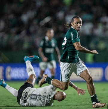 O Corinthians aptico tem um padro: Fbio Santos em campo!