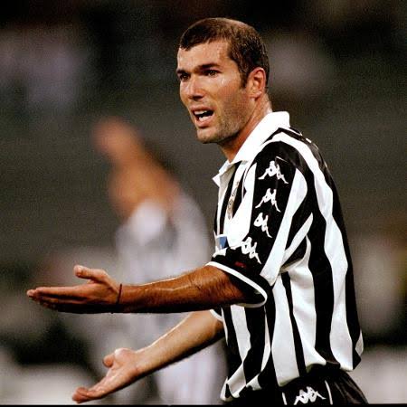 Eu no me iludo com esse tal de Rojas a, mas ele lembra muito o Zidane no auge