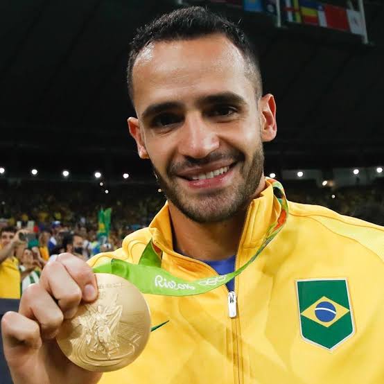 Ser� que o Renato Augusto t� pagando aluguel?
