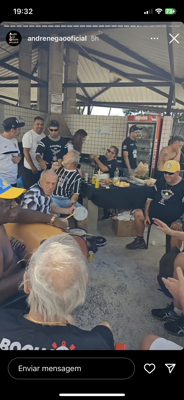 E a gavi�es t� comendo churrasco t� de boa