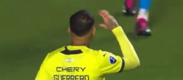 Guerrero marcou gol contra o time da vila Snia e fez um "C" de Corinthians