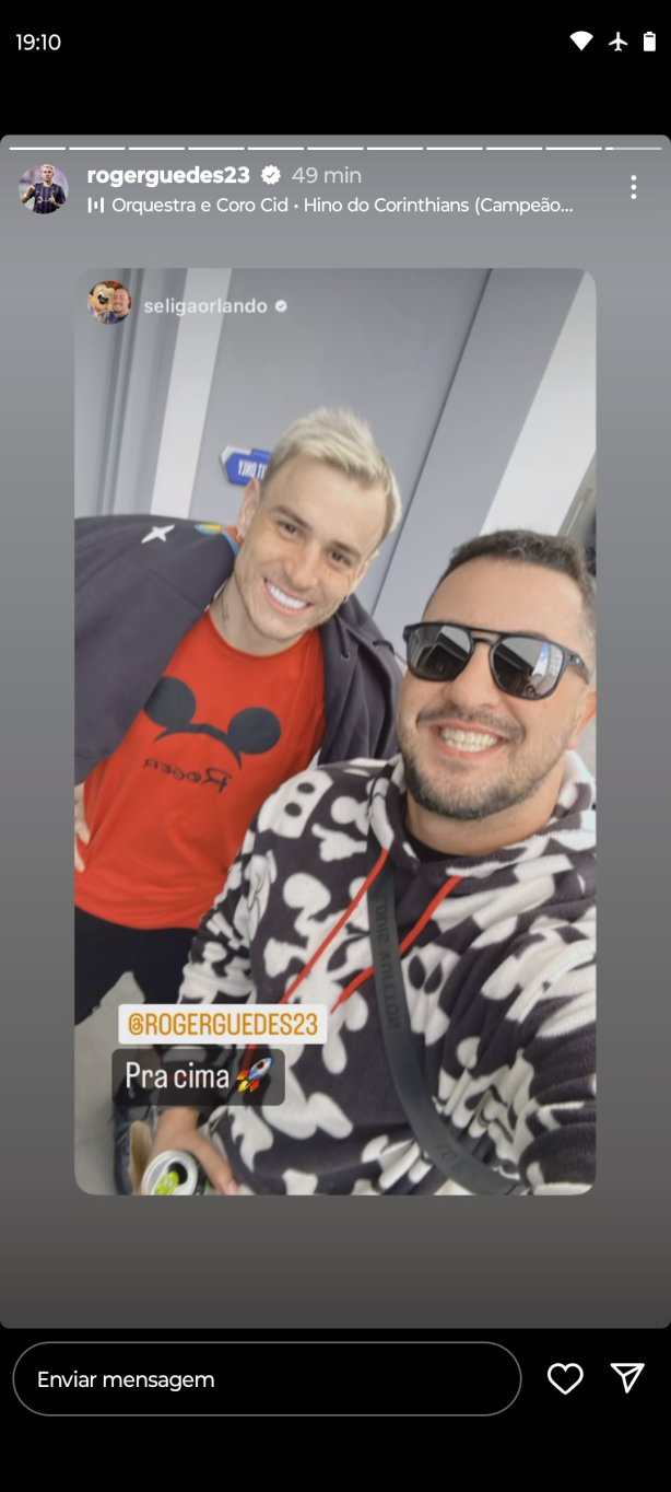 Roger Guedes coloca hino do Corinthians no story do Instagram